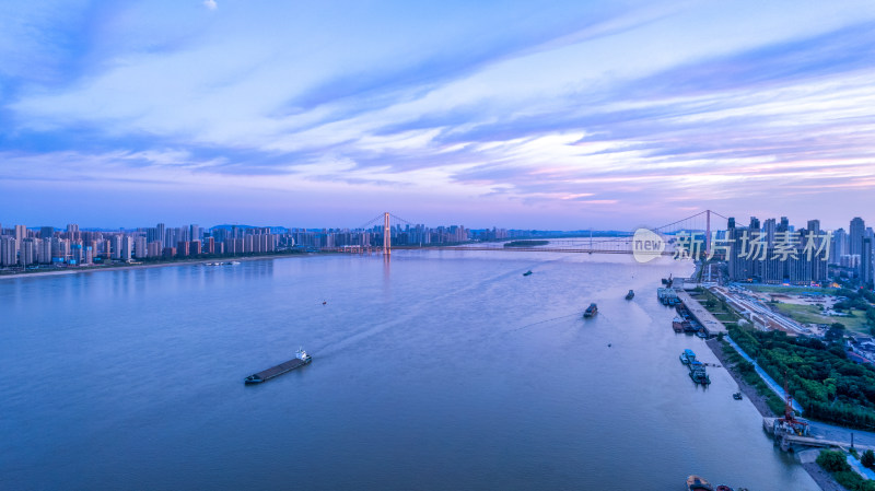 武汉杨泗港长江大桥与长江航运船只