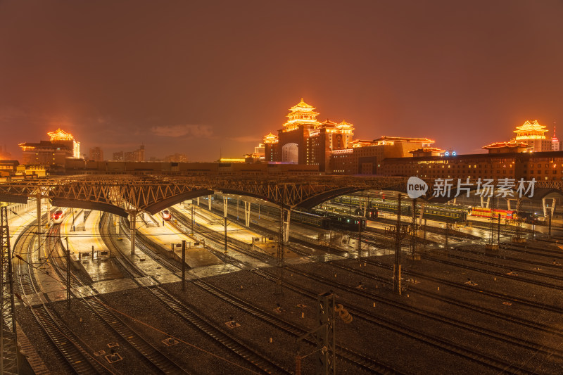 雨夜中的北京西客站