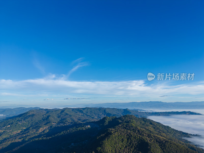 航拍云海中的景迈山山脉壮美自然景象