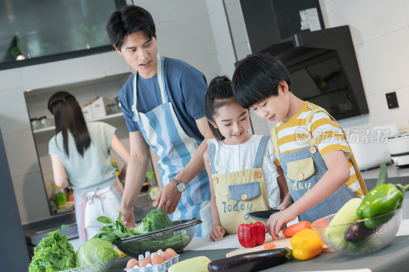 年轻父母教孩子学做饭