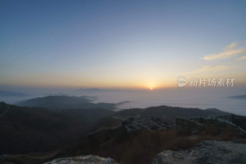 湖北武汉龙王尖日出时分的壮美山景俯瞰图