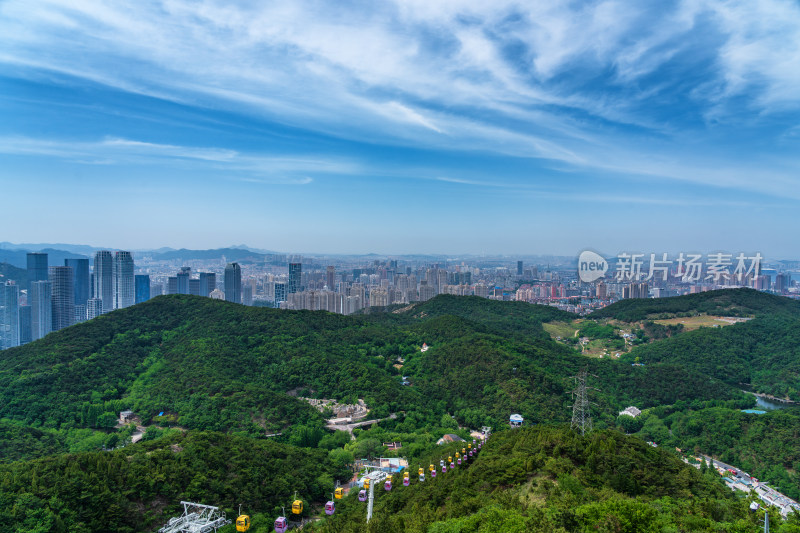 从莲花山观景台俯瞰大连城市