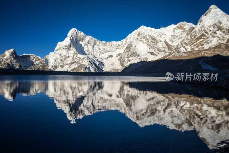 贡措与希夏邦马东坡，摩拉门青峰