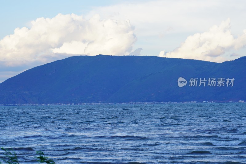 湖边远山与蓝天白云风景洱海