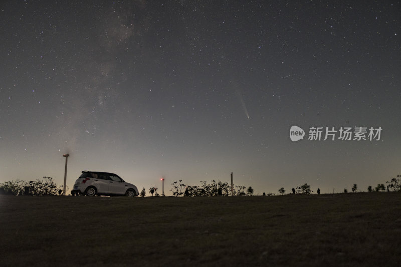 野外星空下的白色汽车夜景