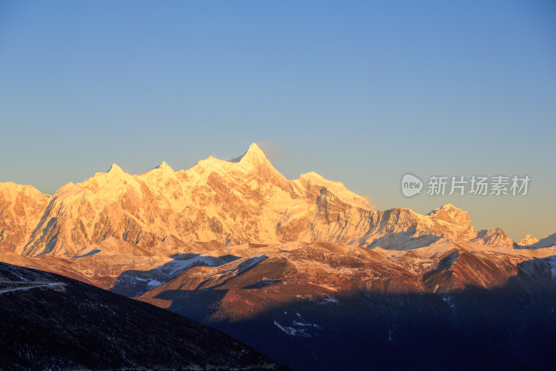 西藏林芝雪景南迦巴瓦峰日照金山雪山夕阳