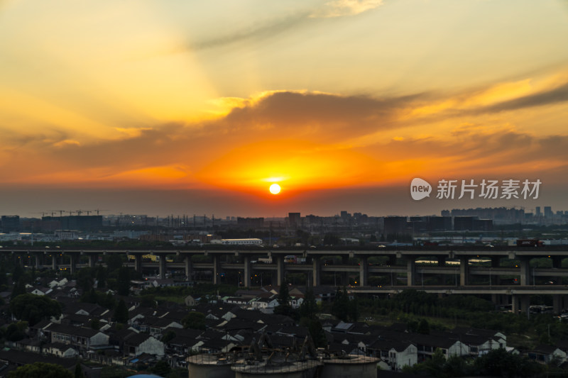 日落时分的城市高架桥景象