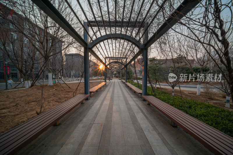 北京化工大学长廊夕阳景色