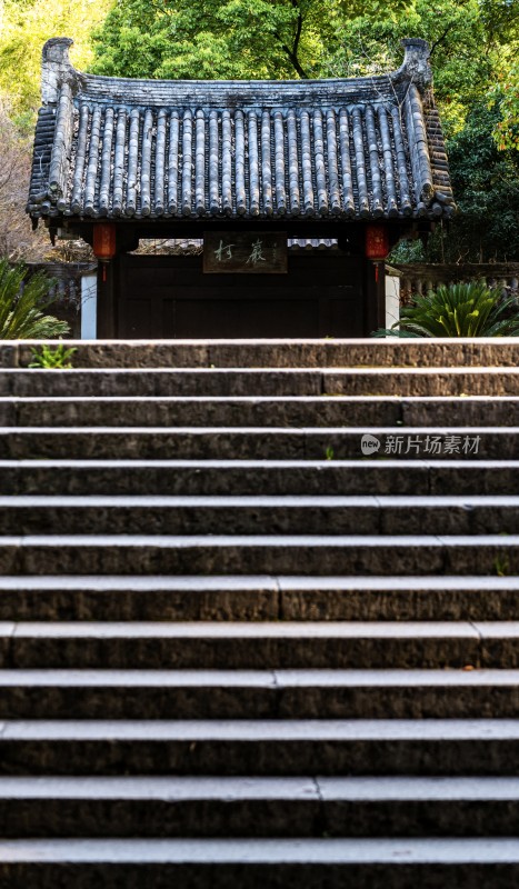 绍兴柯岩中式古建门楼与石阶