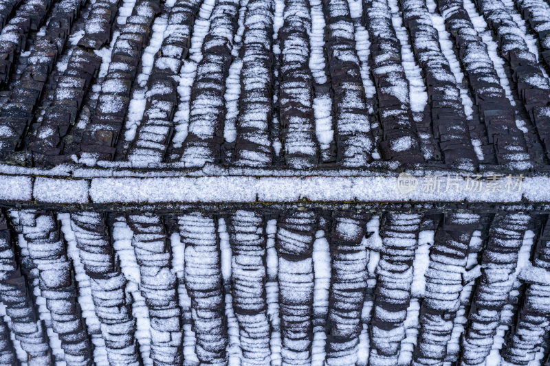 航拍冬季屋檐瓦片上的雪