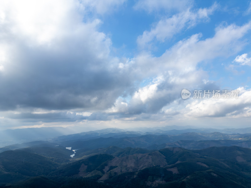 航拍壮阔山景与蓝天白云相映的自然景观