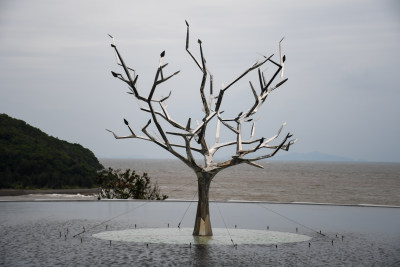 户外水边的独特金属树枝造型雕塑