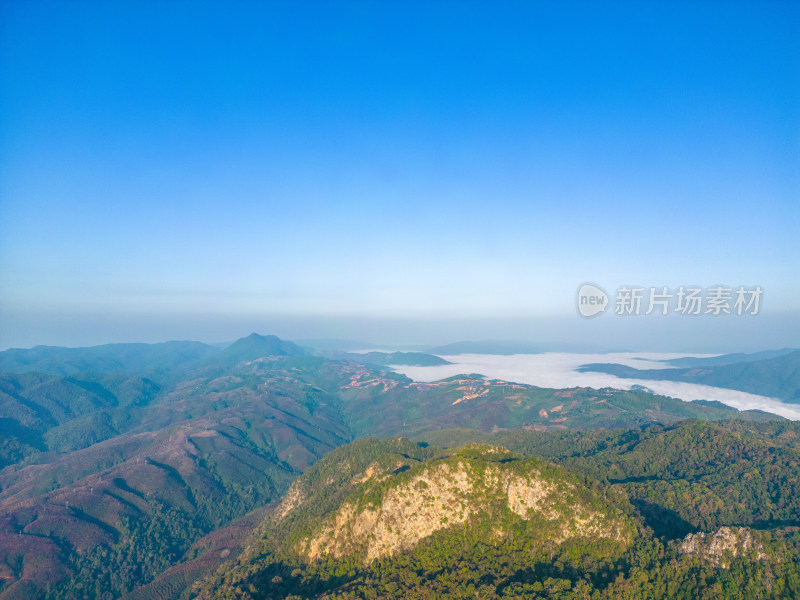 航拍山峦云海