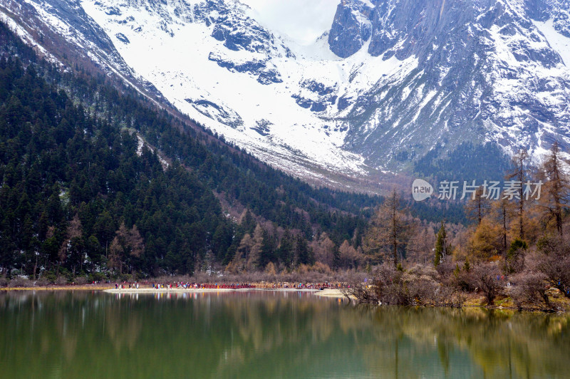 毕棚沟湖泊雪山