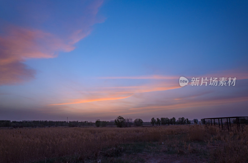 内蒙古包头赛罕塔拉草原生态园夕阳晚霞