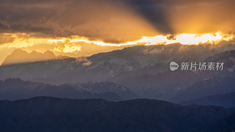 中国新疆天山山脉东段最高峰博格达峰霞光