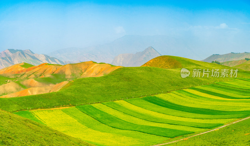 青海祁连县卓尔山景区，夏季起伏的高山牧场