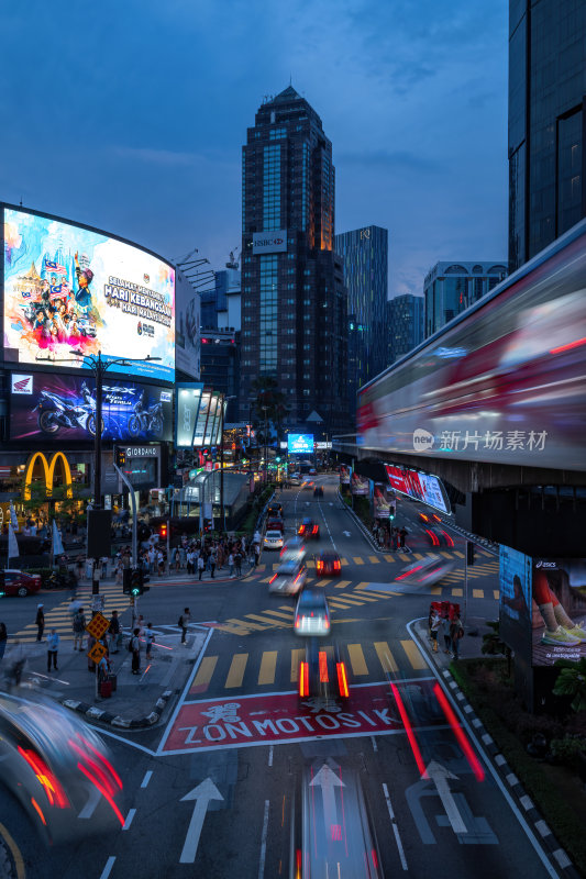 马来西亚吉隆坡武吉免登路轻轨站街头夜景