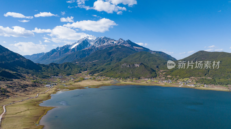 雪山下的湖泊风光