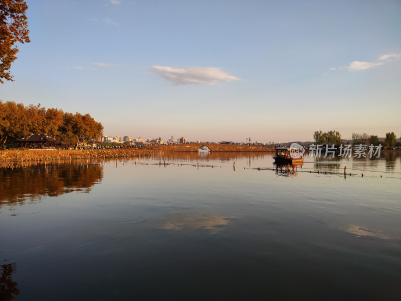 杭州西湖断桥湖畔黄昏夕阳下的景色