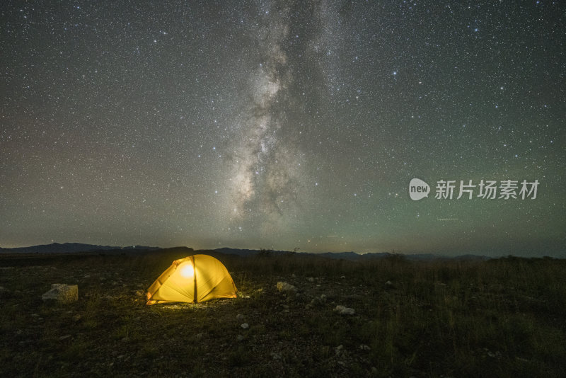 野外露营帐篷搭配璀璨星空夜景