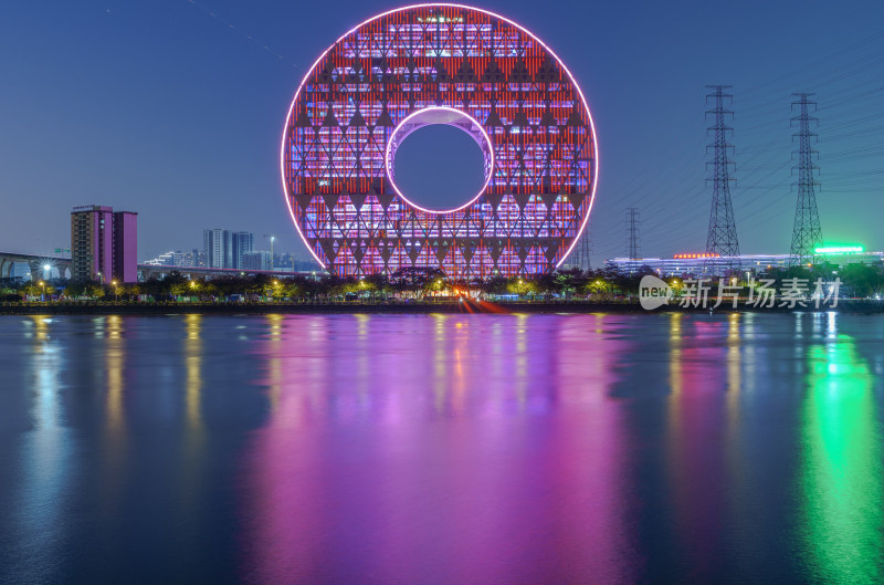 广州圆大厦与珠江岸城市建筑夜景灯光