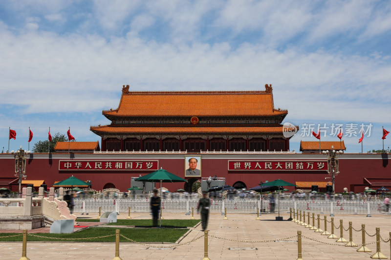 蓝天白云下的天安门城楼中式古建筑