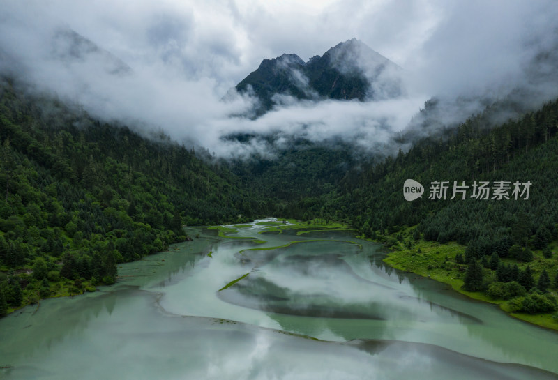 航拍雨后川西莲花湖月亮湾