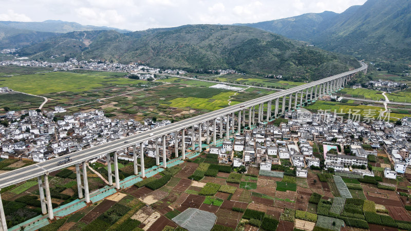 山间高架桥及周边风光