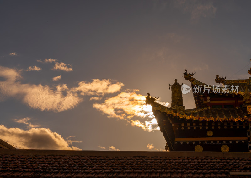 草原上的寺院建筑