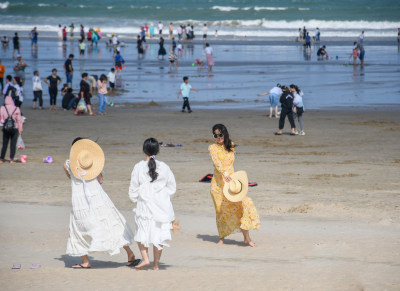 女性在海滩游玩漫步场景