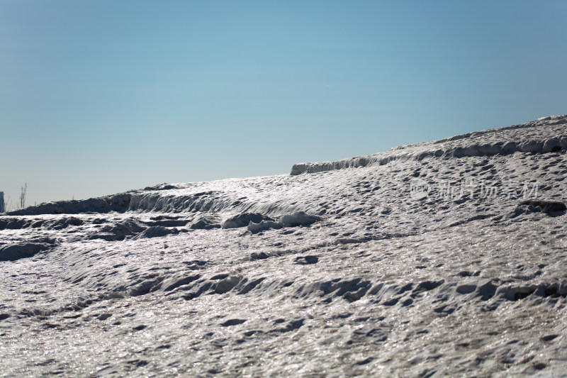 山脊上雪化后的冰冻水流