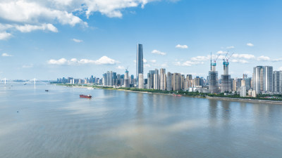 武汉最高楼武汉绿地中心与长江江面