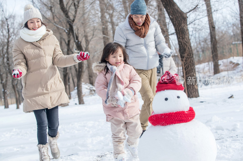 快乐的一家人在雪地里玩耍