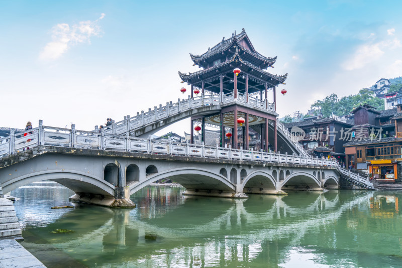 中式古桥与周边建筑景观