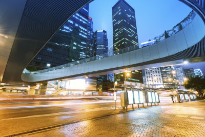 城市街道夜晚车流与高楼景观