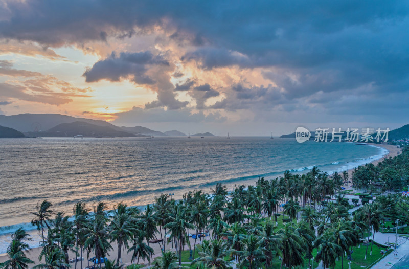 越南芽庄滨海沙滩棕榈树与海上日出自然风光