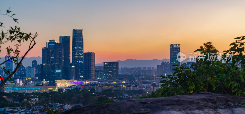 福州乌山俯瞰夕阳下的城市天际线全景图