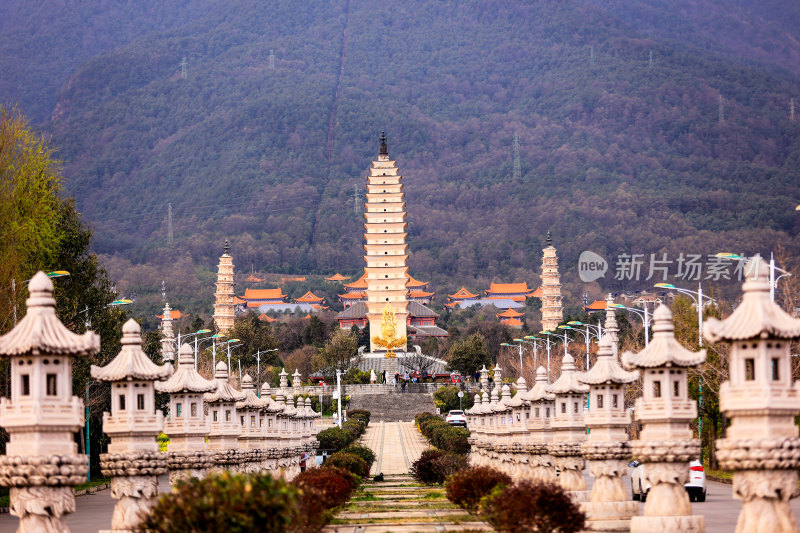 佛塔及精美石灯笼景观大理崇圣寺三塔