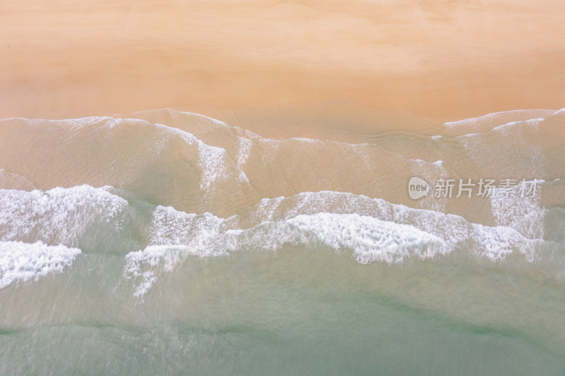 广东海陵岛十里银滩-海浪拍打沙滩