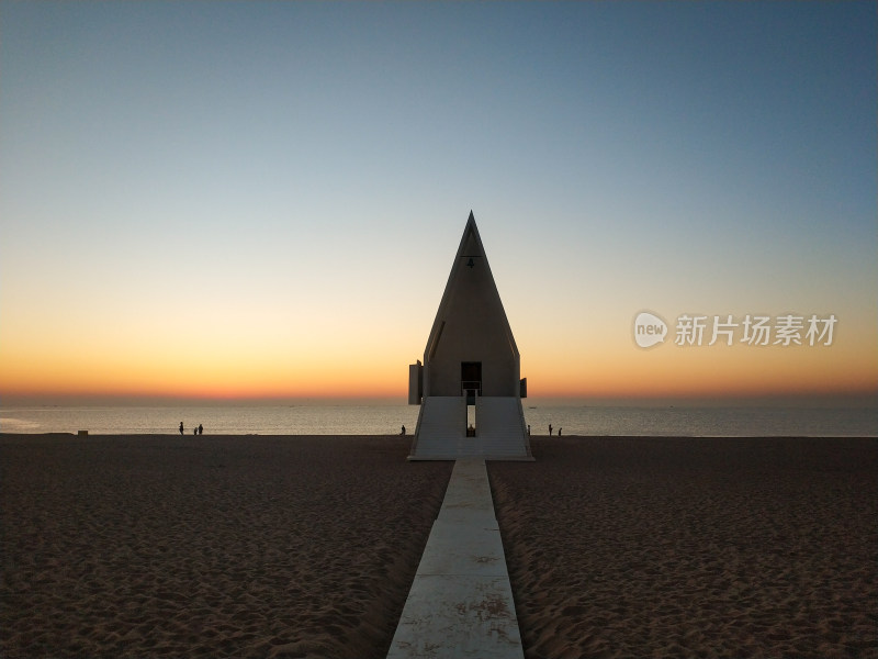 海边沙滩上的独特三角建筑