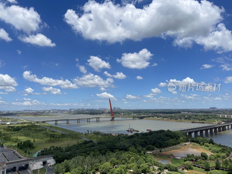 蓝天白云下的南昌英雄大桥