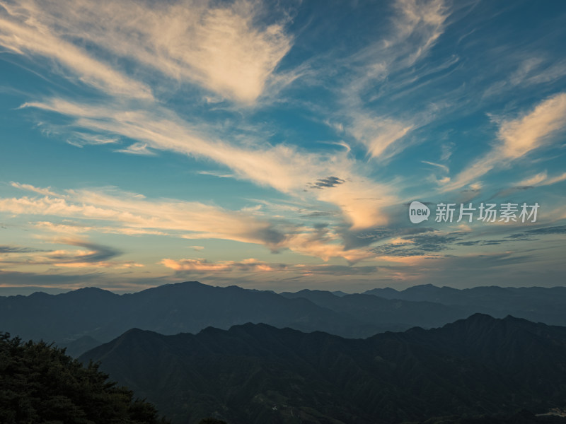 杭州临安夏季群山天空密卷云云彩飞舞