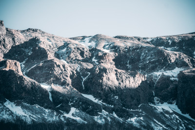 白雪皑皑的长白山在晴朗的天空下