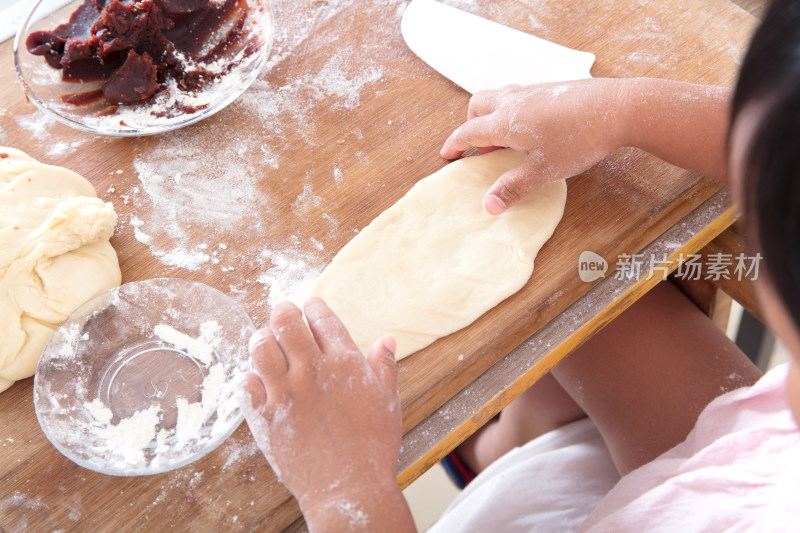 中国孩子学习制作中式糕点