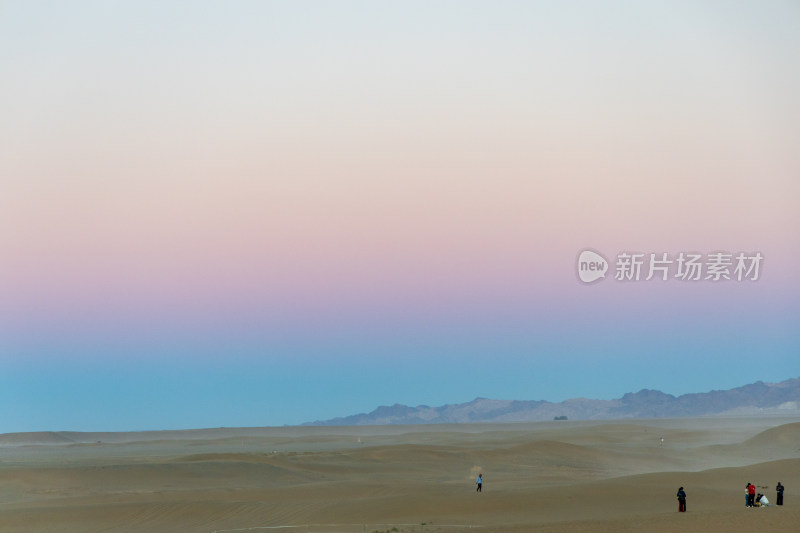 甘肃敦煌鸣沙山月牙泉夕阳驼队沙漠绿洲