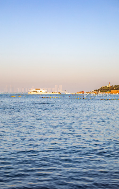 青岛小鱼山第一海水浴场汇红瓦绿树碧海蓝天