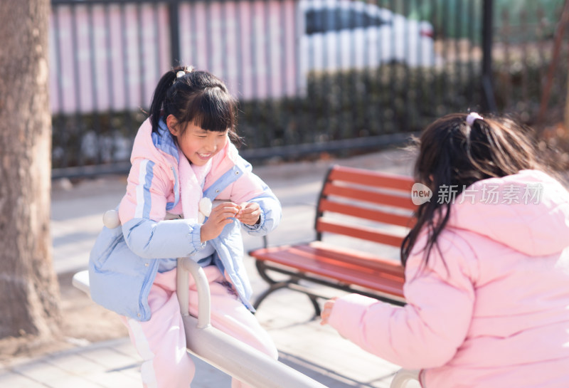 小女孩在开心的玩跷跷板