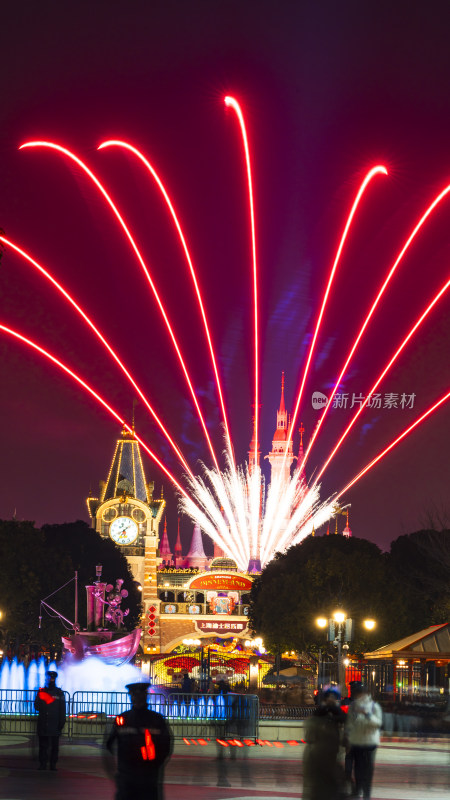 迪士尼城堡夜空烟花璀璨盛放