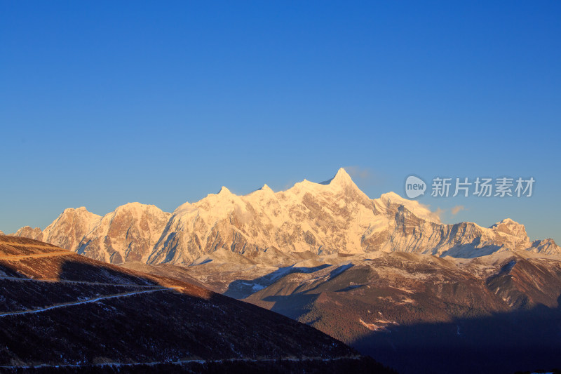 西藏林芝雪景南迦巴瓦峰日照金山雪山夕阳